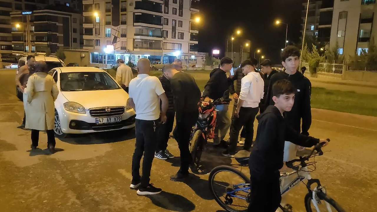 Siirt'te Motosiklet Park Halindeki Otomobile Çarptı: 1 Yaralı