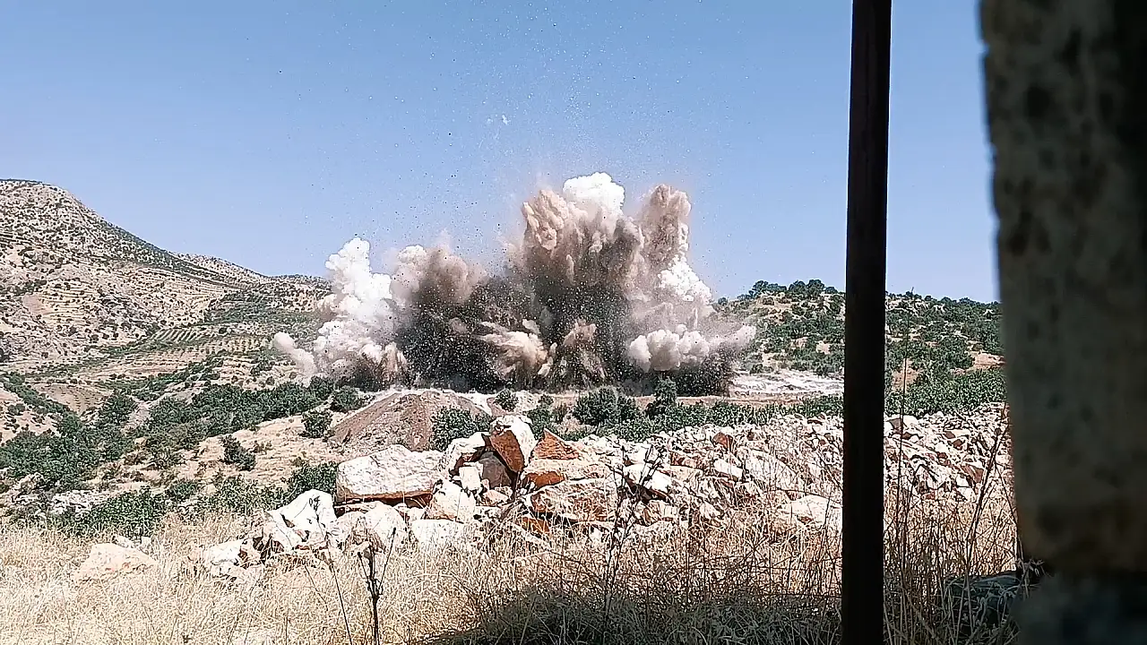 Siirt-Pervari Yolunda Dev Patlatma Kamerada: Sert Kayalar Saniyeler İçinde Parçalandı