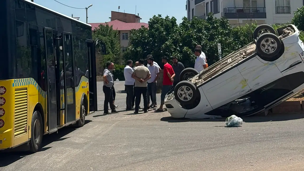 Siirt'te Belediye Otobüsü ile Hafif Ticari Araç Çarpıştı: Araç Takla Attı