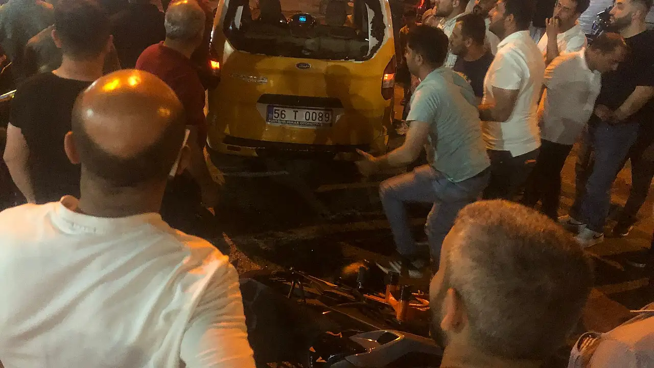 Siirt’te Ticari Taksi ile Motosiklet Çarpıştı: 1 Yaralı