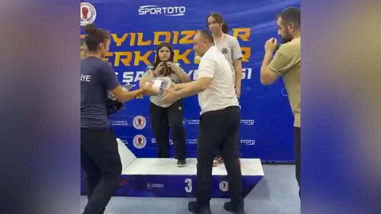 Siirtli Boksör Ela Nur Gül Türkiye Üçüncüsü Oldu