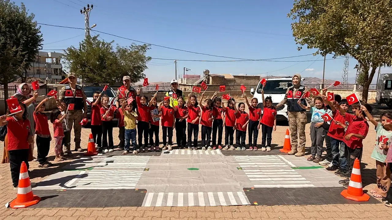 Siirt'te Jandarma'dan Öğrencilere 'Güvenli Yaşam' Eğitimi