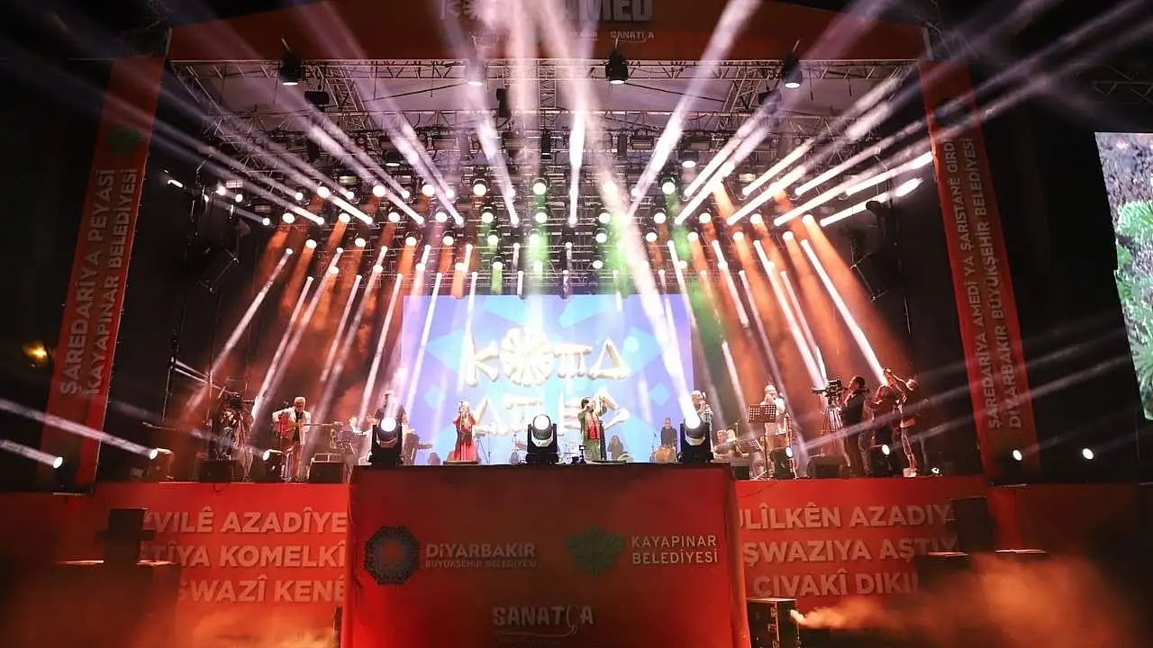 Koma Amed 30 Yıl Sonra Diyarbakır'da Sahneye Çıktı: On Binler Alanı Doldurdu