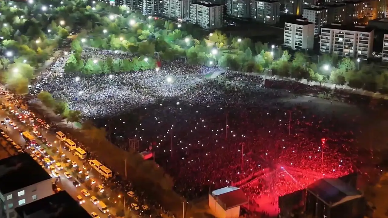 Koma Amed 30 Yıl Sonra Diyarbakır'da Sahneye Çıktı: On Binler Alanı Doldurdu