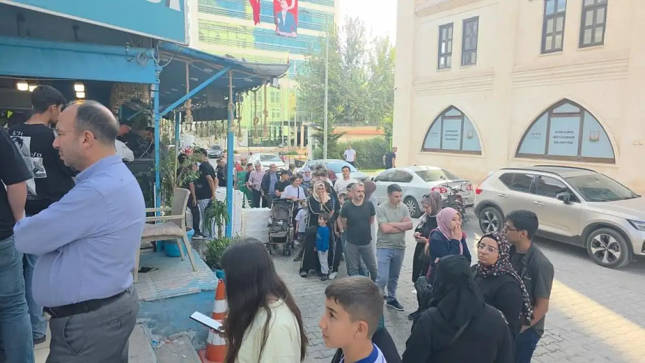 Şanlıurfa'da Balık Severlere Cumhuriyet Bayramı Hediyesi: Kilo Fiyatı 35 TL'den Hamsi Kuyruğu Oluştu