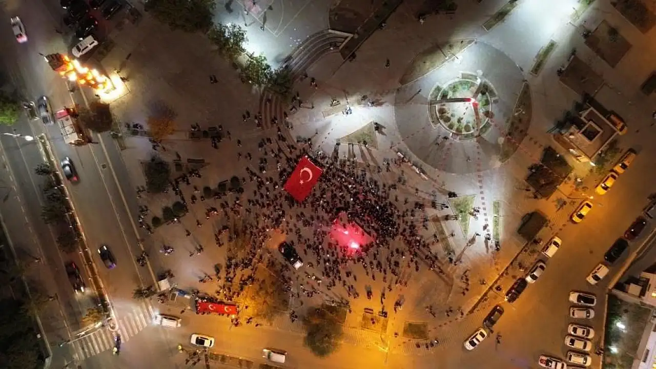 Cumhuriyet'in 102'nci Yılında Siirt Fener Alayıyla Aydınlandı