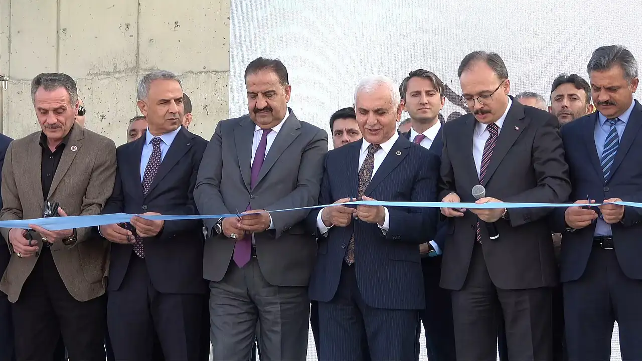 Siirt'te Cumhuriyetin 102. Yılında 102 Kilometrelik Asfalt Yol ve Yeni Tesislerin Açılışı Yapıldı