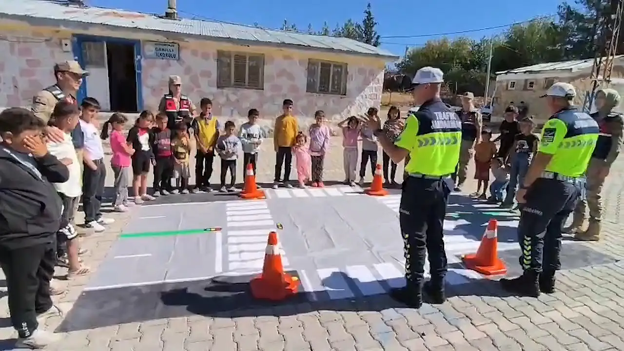 Siirt'te Dünya Kız Çocukları Günü'nde Renkli Buluşma: Kadın Jandarmalar Öğrencilerle Buluştu
