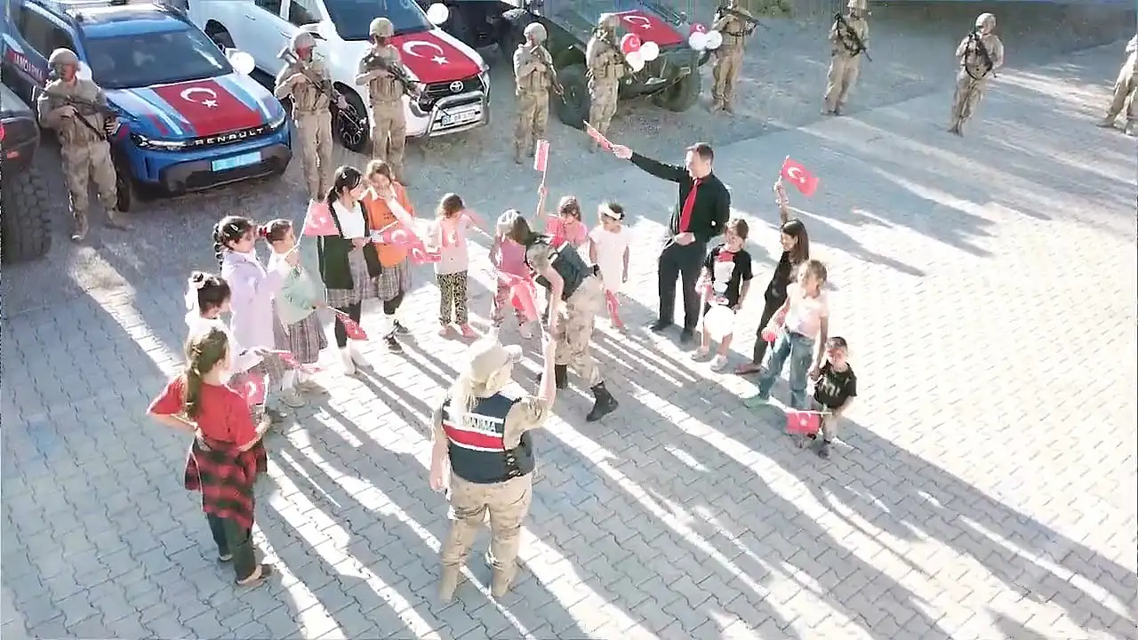 Siirt'te Dünya Kız Çocukları Günü'nde Renkli Buluşma: Kadın Jandarmalar Öğrencilerle Buluştu