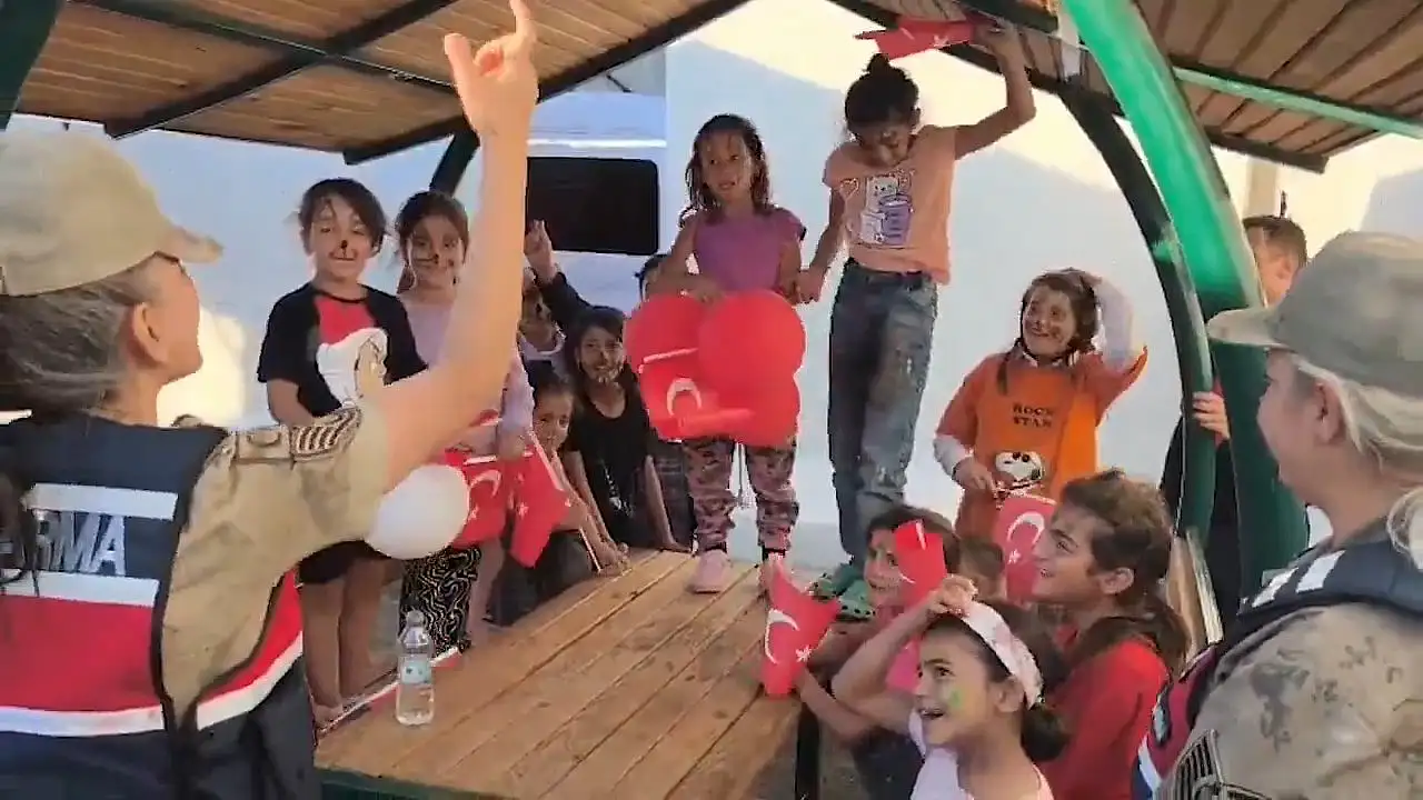 Siirt'te Dünya Kız Çocukları Günü'nde Renkli Buluşma: Kadın Jandarmalar Öğrencilerle Buluştu