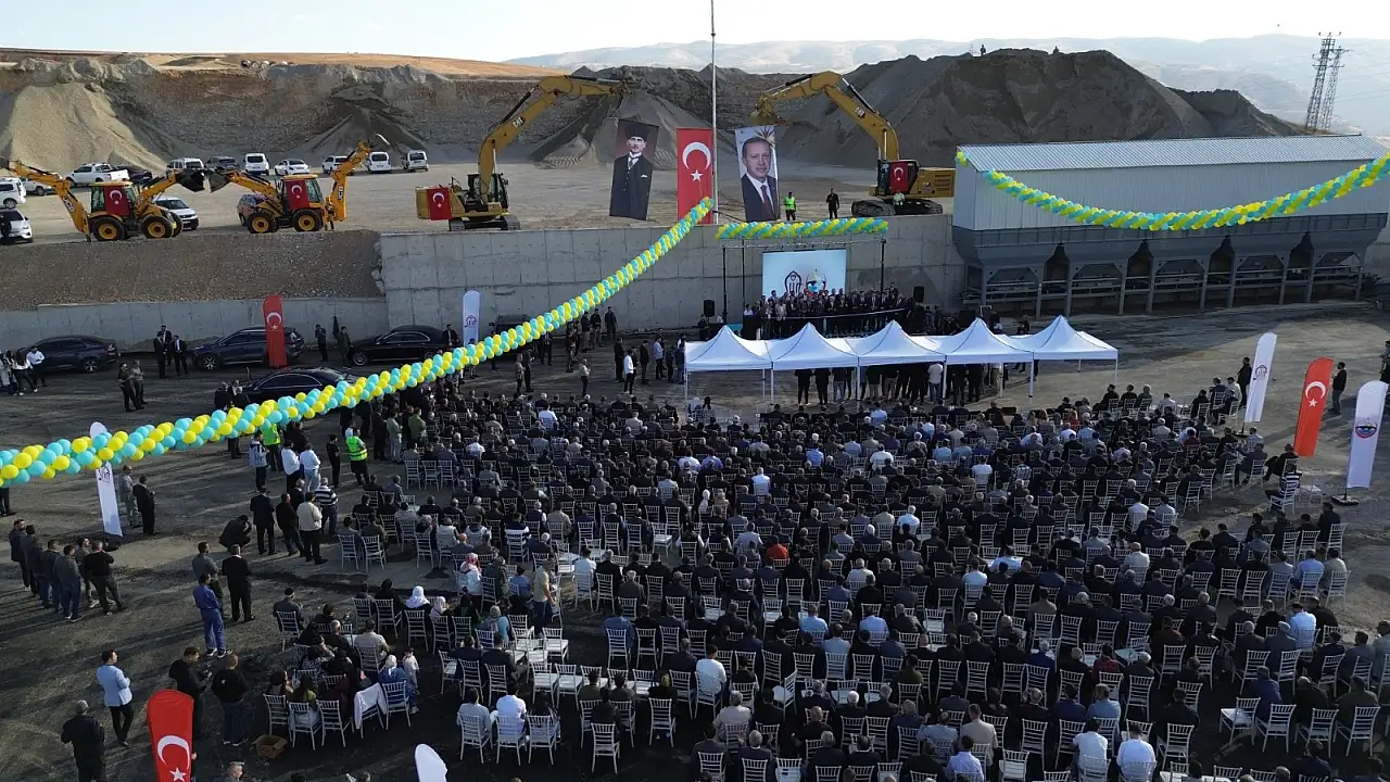 Siirt'te Cumhuriyetin 102. Yılında 102 Kilometrelik Asfalt Yol ve Yeni Tesislerin Açılışı Yapıldı
