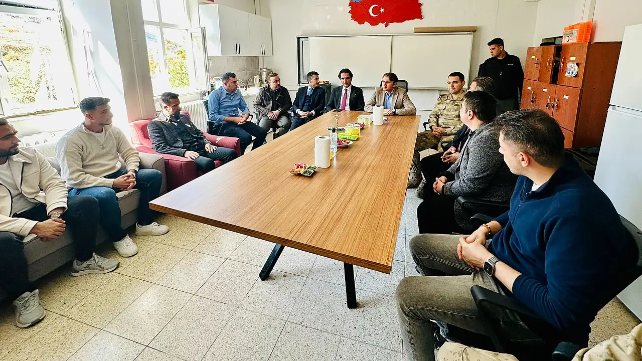 Baykan'da Siirt il milli eğitim müdürü ilhan saz ve eğitimciler bir arada.