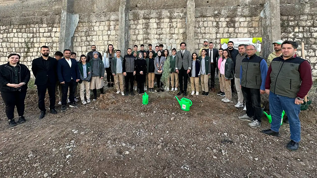 Siirt'te 24 Kasım Öğretmenler Günü'nde Fidanlar Toprakla Buluşturuldu