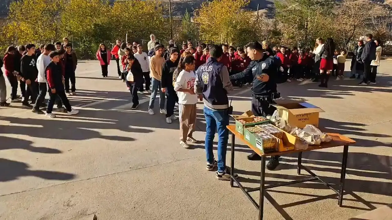 Siirt Pervari'de Polislerden Öğretmenler Günü Ziyareti