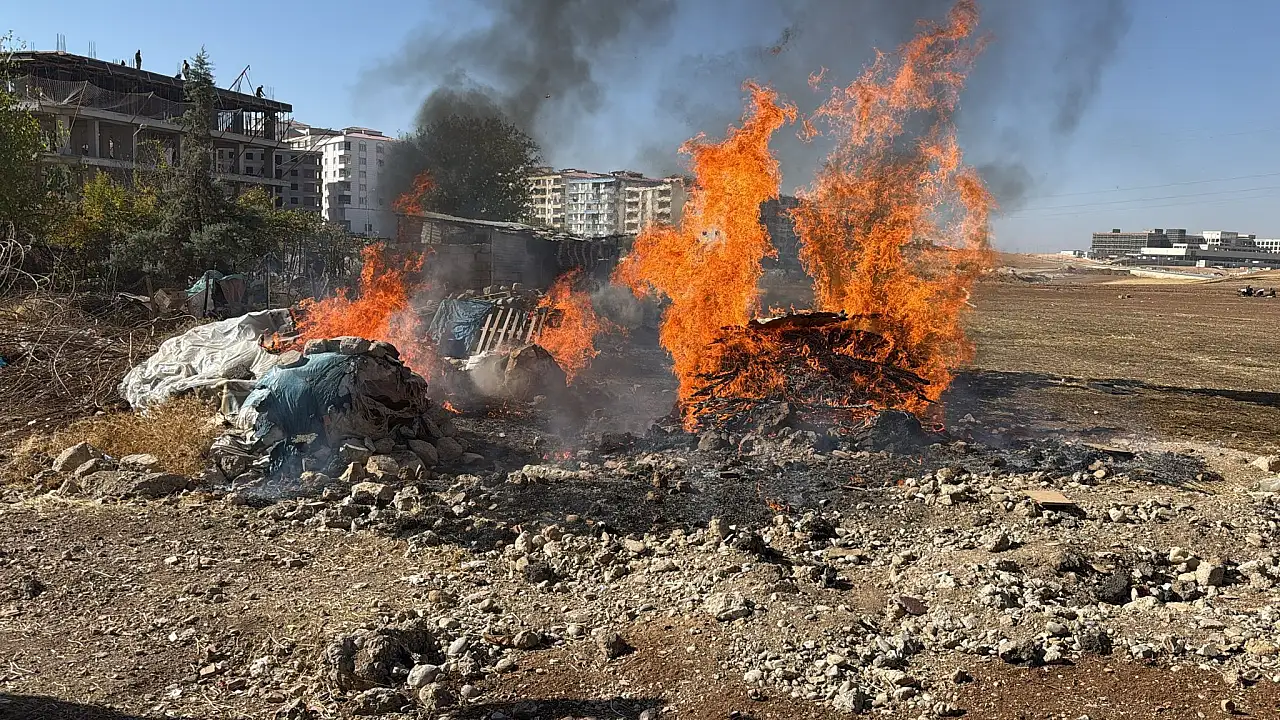 Siirt'te Tandır İçin Hazırlanan Çalı ve Odunlar Alev Aldı