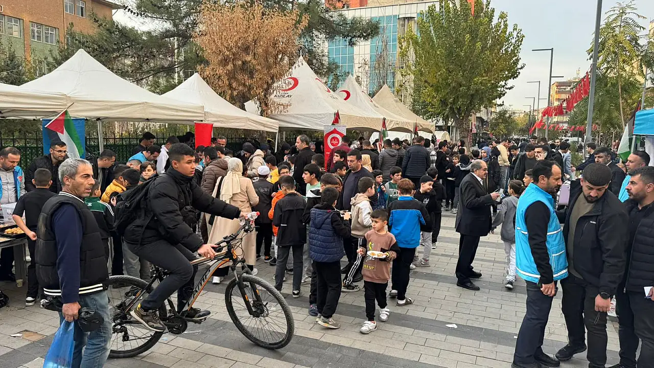Siirt'te Hayır Çarşısı Düzenlendi: Gelirler Gazze'ye Gönderilecek