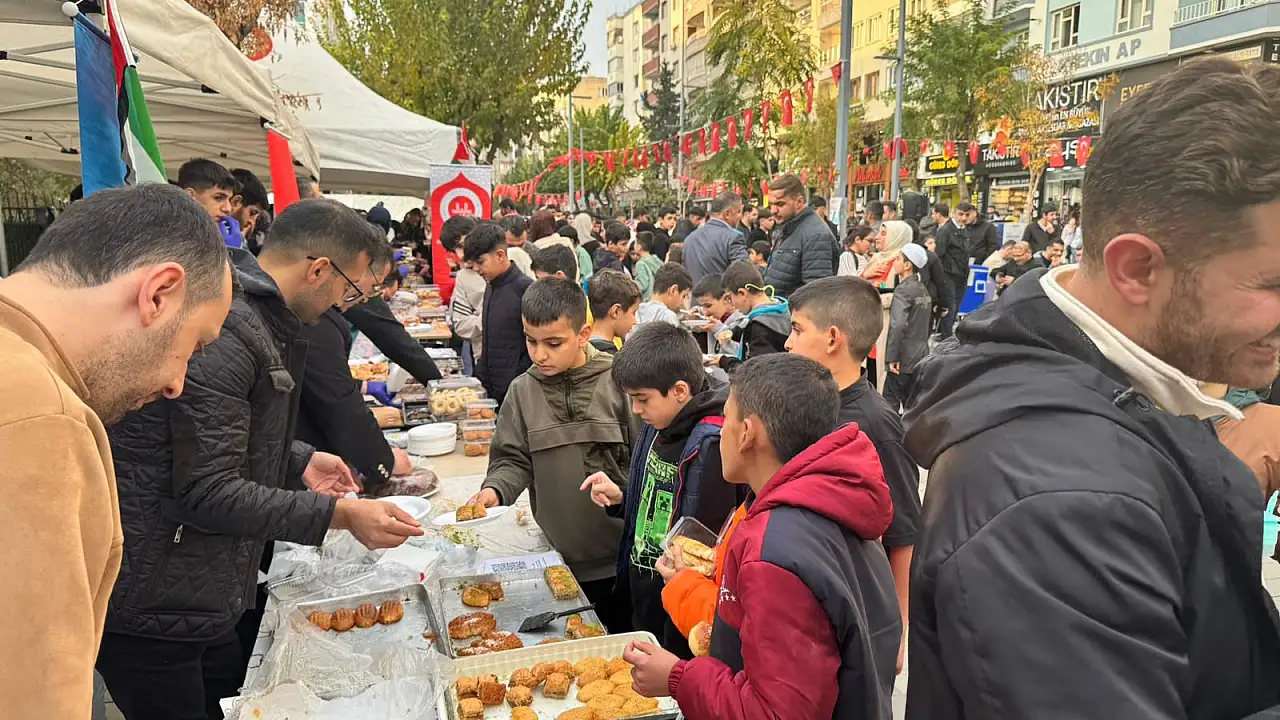 Siirt'te Hayır Çarşısı Düzenlendi: Gelirler Gazze'ye Gönderilecek