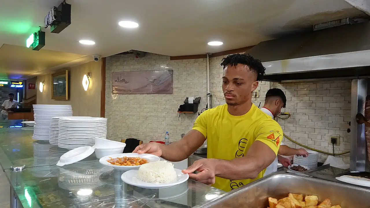 Nijerya'dan Siirt'e Uzanan Yolculuk! Çalışarak Okuyan Micheal'ın Hikâyesi