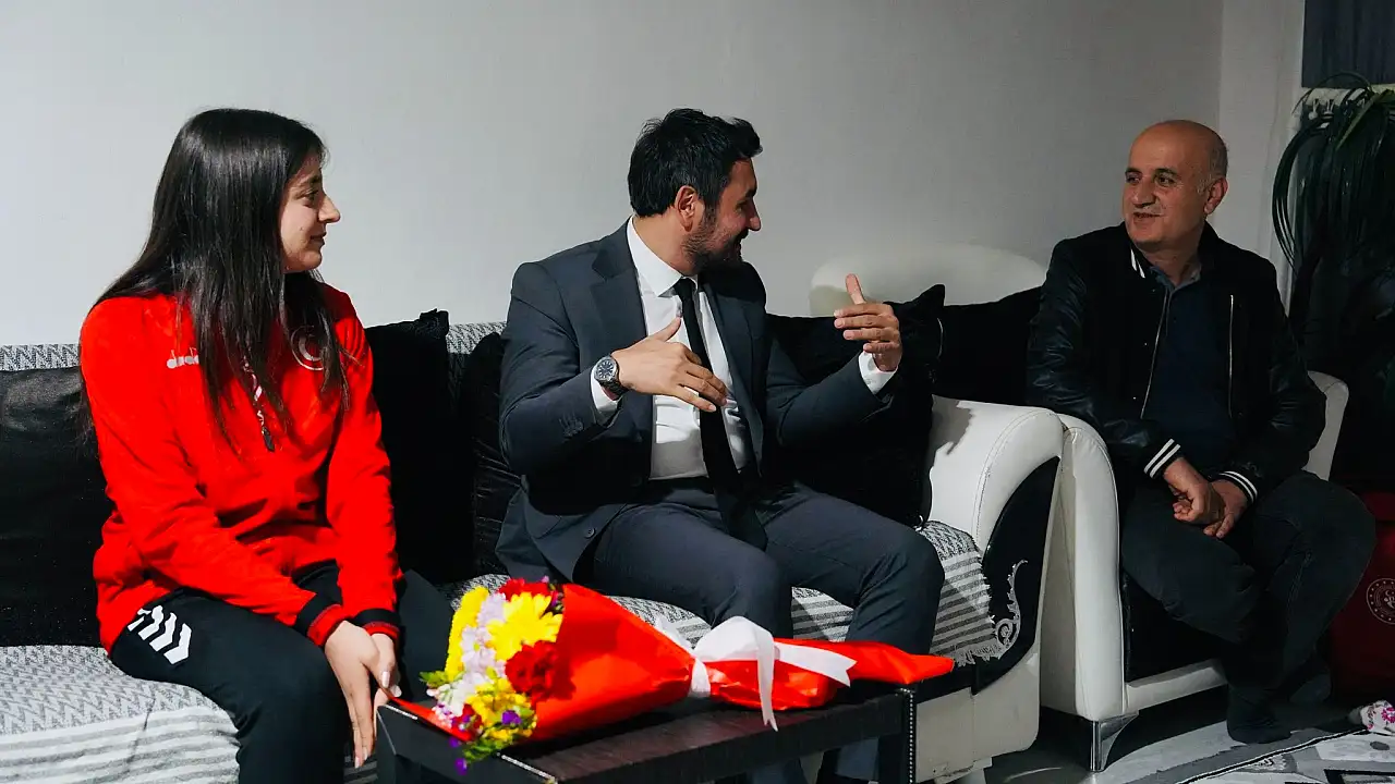 Siirt Gençlik ve Spor İl Müdürü, Dünya ikincisi Asya Viyan Elinç'i evinde ziyaret etti