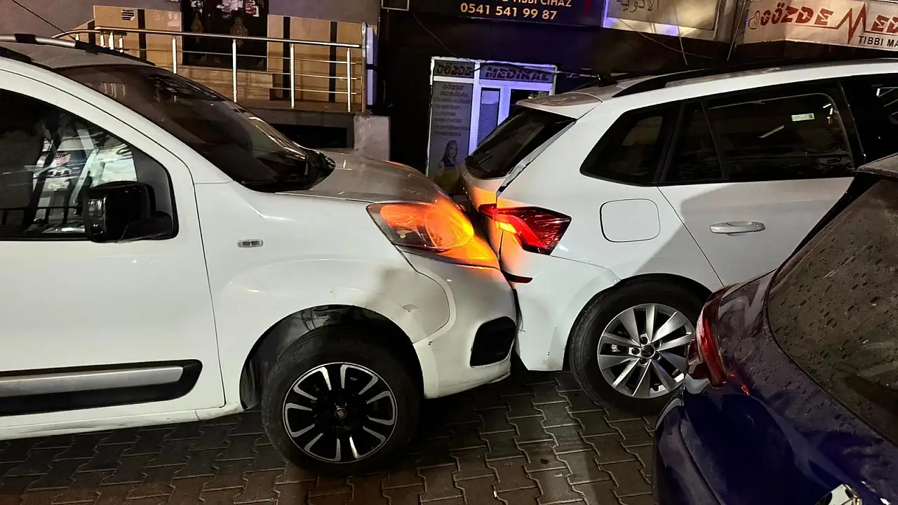 Yokuşta geri kayan araç hafif ticari araca çarptı: Maddi hasar oluştu