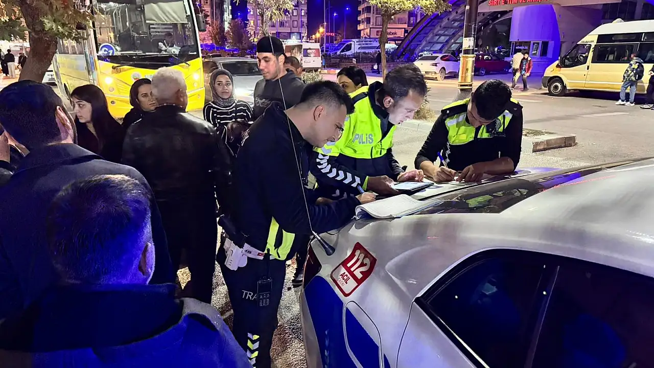 Yokuşta geri kayan araç hafif ticari araca çarptı: Maddi hasar oluştu