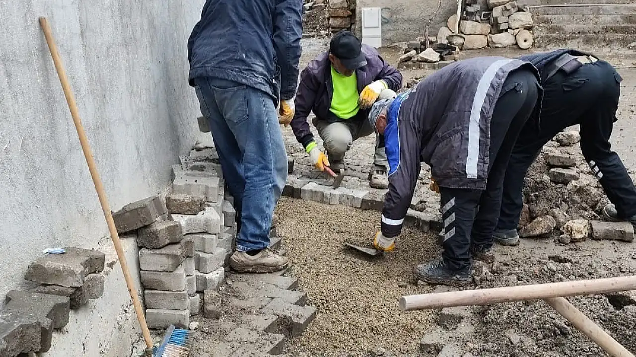 Siirt Kayabağlar'da Temizlik ve Kaldırım Çalışmaları Aralıksız Devam Ediyor