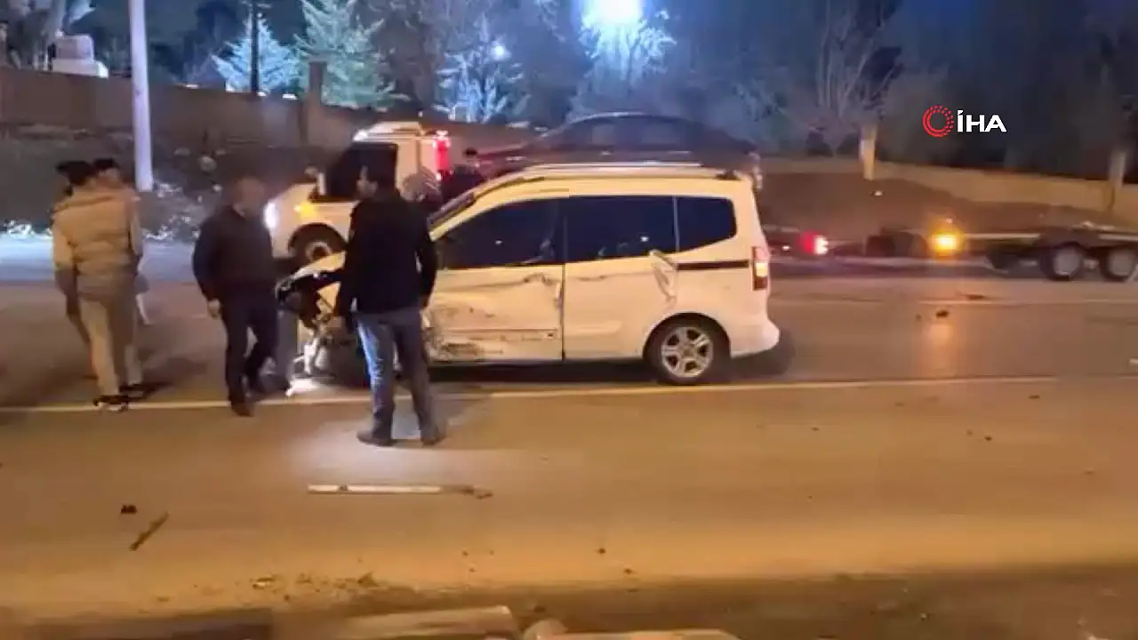 Siirt'te trafik kazası: Kamyonet ile hafif ticari araç çarpıştı, 2 yaralı