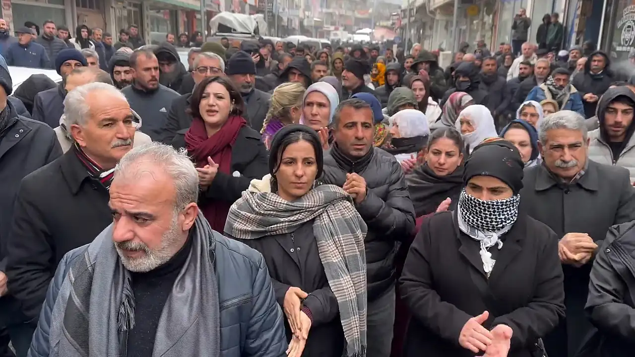 DEM Parti ve DBP'den Siirt Kurtalan'da Suriye'nin kuzeyi için yürüyüş