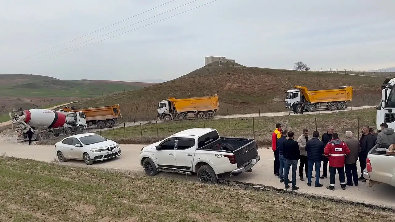 Siirt Kurtalan'da köylüler yol kapattı: TPAO araçlarına tepki