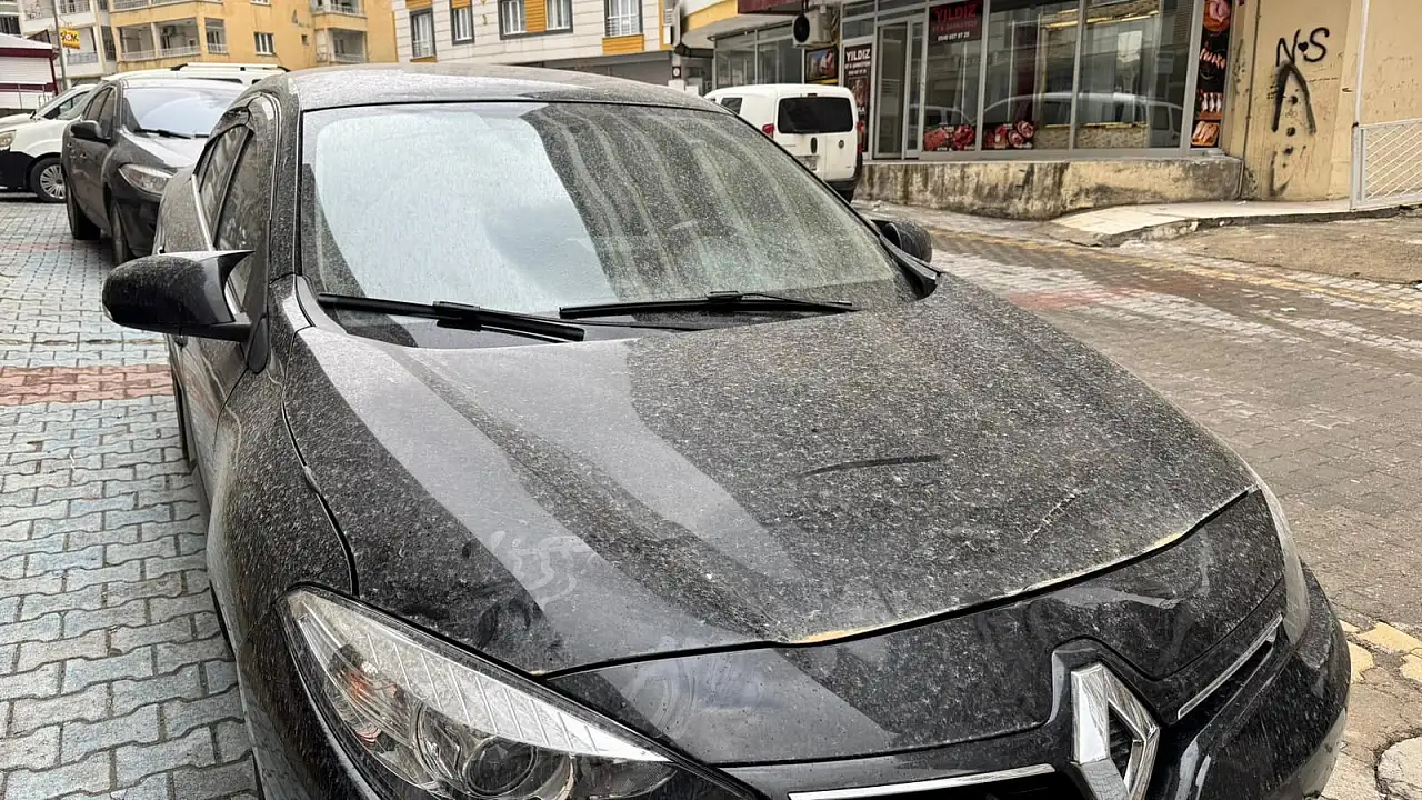 Siirt'te Çamur Yağdı: Araçlar Çamurla Kaplandı