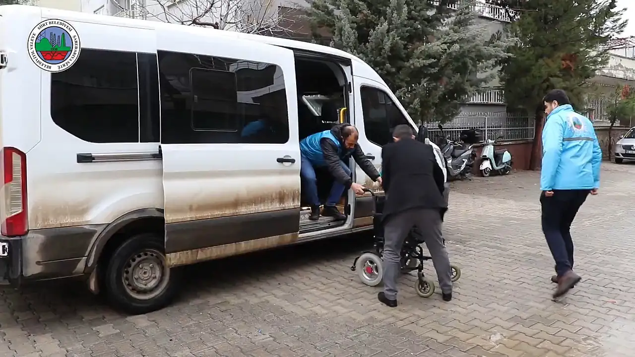 Siirt'te Engelliler İçin Özel Hizmet! Tekerlekli Sandalyelerini Belediye Alıyor Öğrenciler Tamir Ediyor