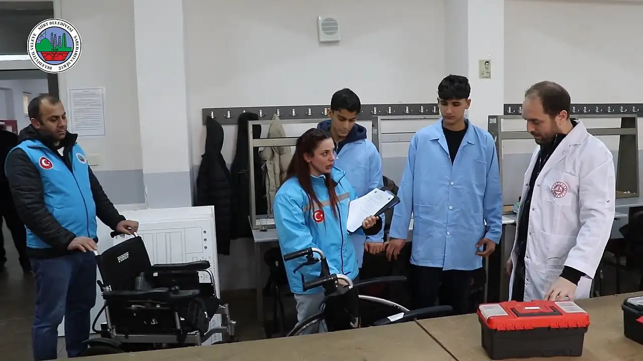Siirt'te Engelliler İçin Özel Hizmet! Tekerlekli Sandalyelerini Belediye Alıyor Öğrenciler Tamir Ediyor