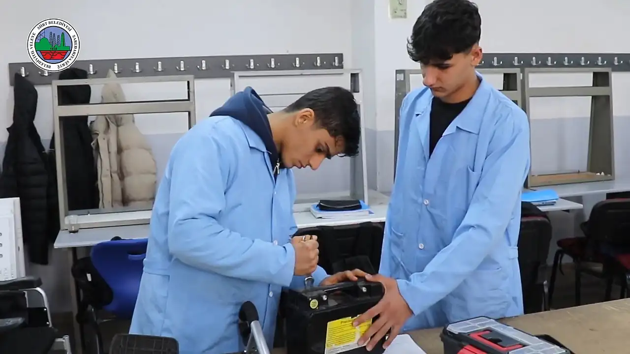 Siirt'te Engelliler İçin Özel Hizmet! Tekerlekli Sandalyelerini Belediye Alıyor Öğrenciler Tamir Ediyor