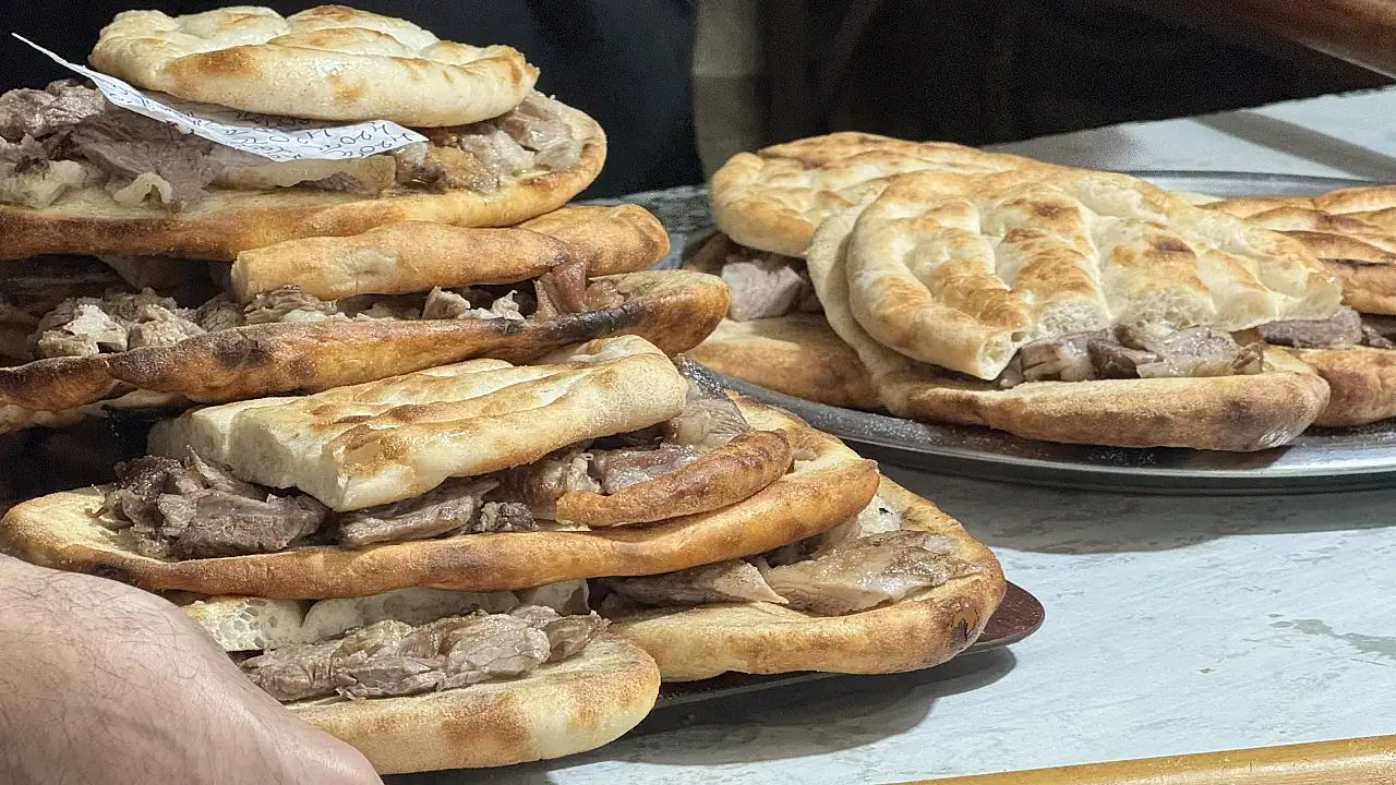 Doğranıp ekmeklerin üzerine yerleştirilen Büryan kebabının fırınlanmadan önceki hali.