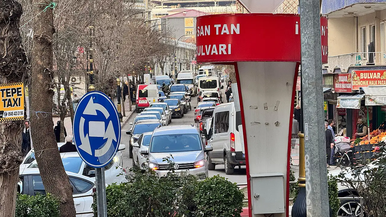 Siirt'te Trafik Çilesi: Şehir Kilitlendi, Çözüm Bekliyor