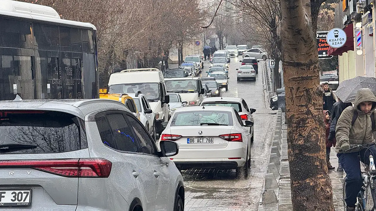 Siirt'te Trafik Çilesi: Şehir Kilitlendi, Çözüm Bekliyor