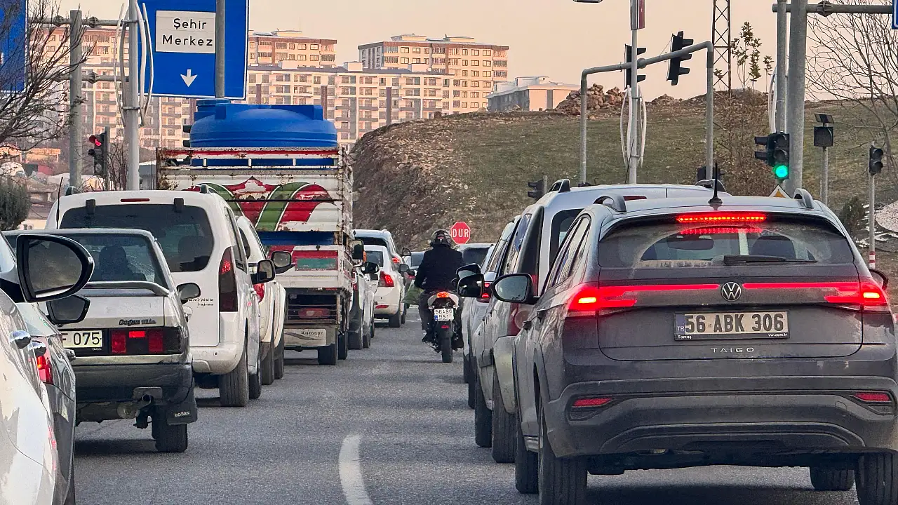 Siirt'te Trafik Çilesi: Şehir Kilitlendi, Çözüm Bekliyor