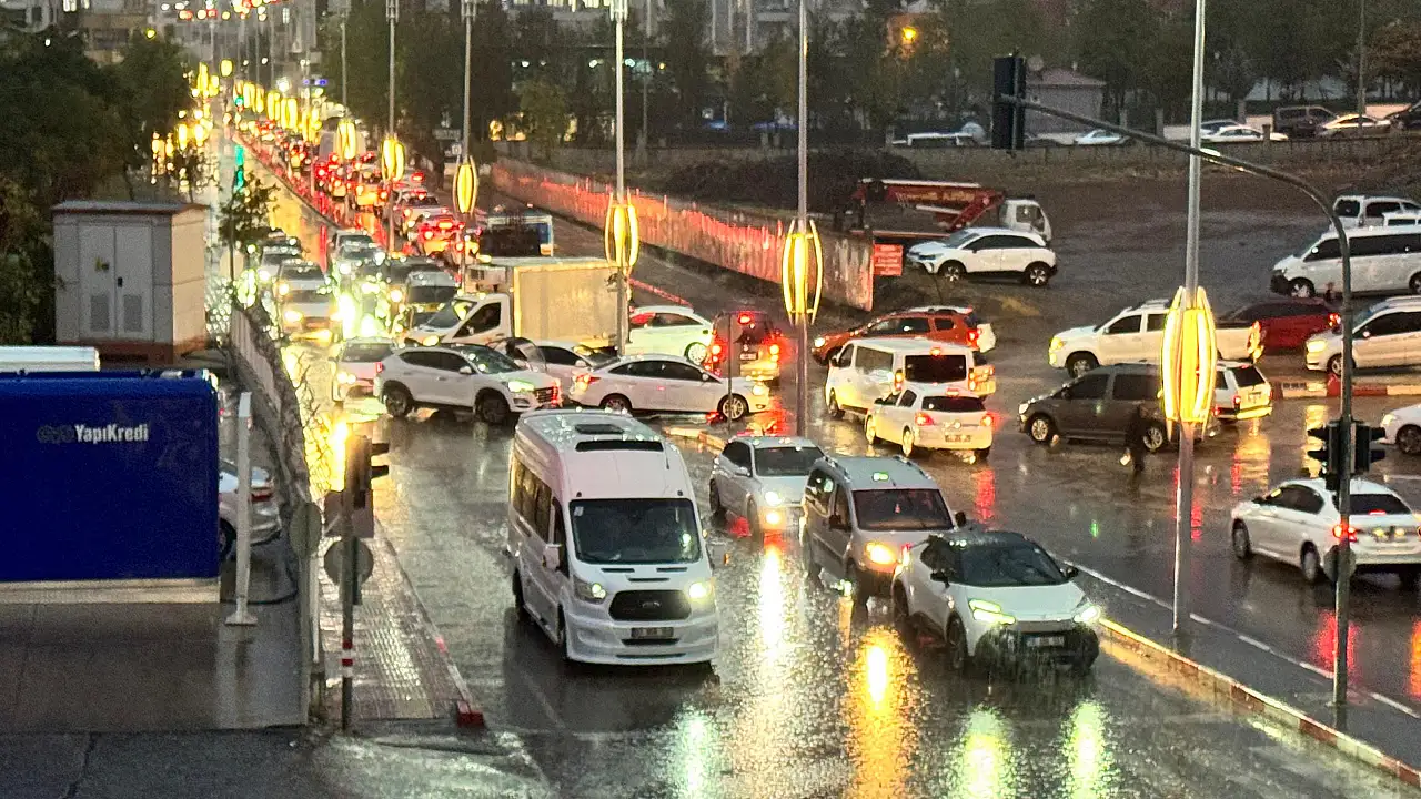 Siirt'te Trafik Çilesi: Şehir Kilitlendi, Çözüm Bekliyor