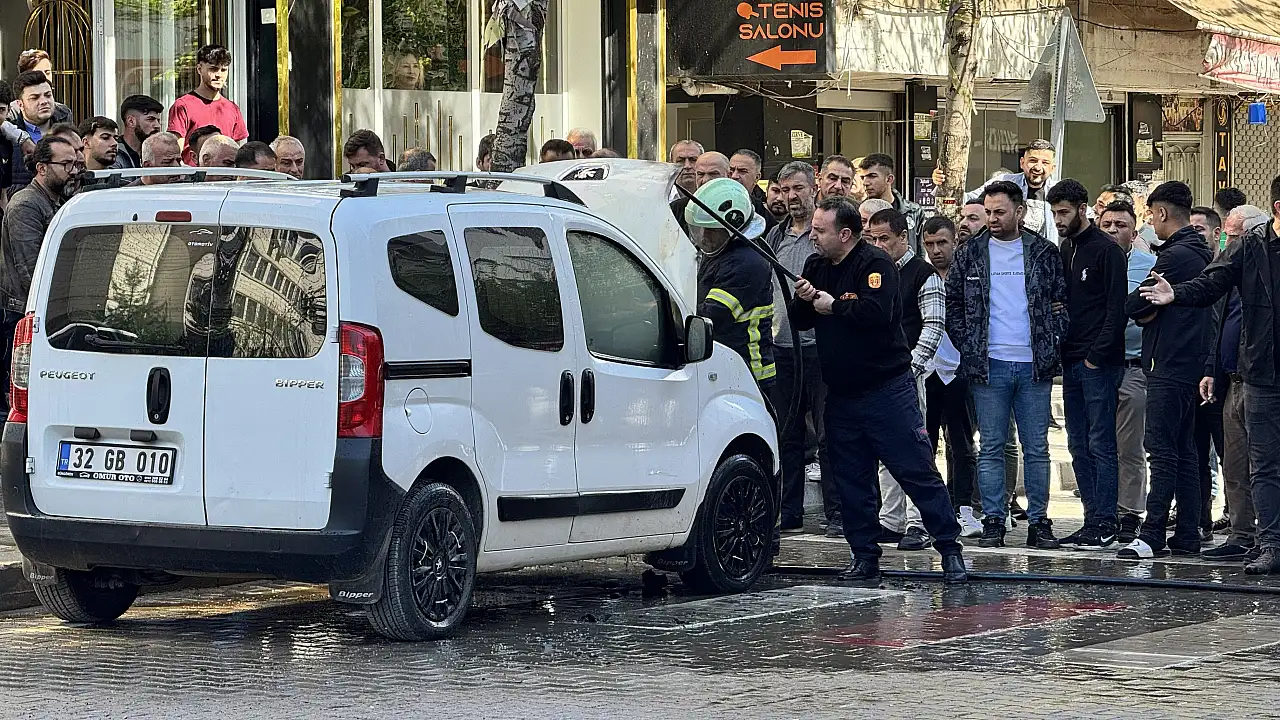 Siirt'te Park Halindeki Araç Alev Aldı