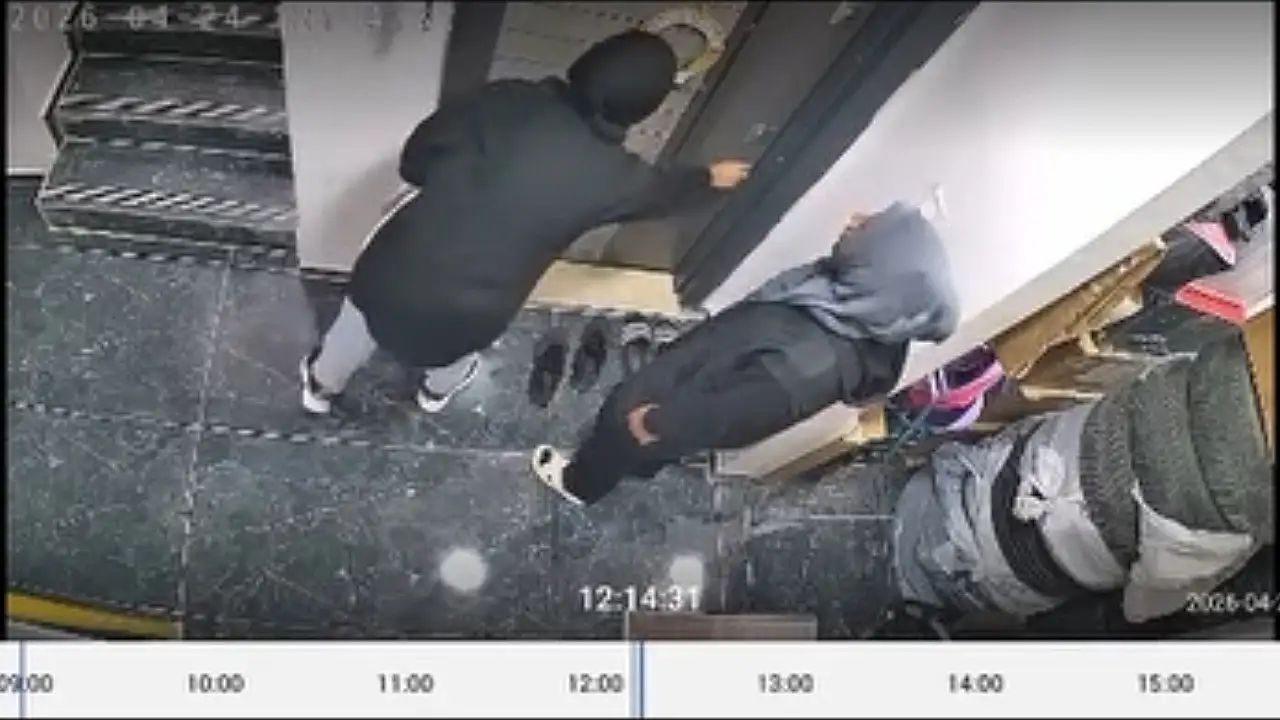 Siirt'te ayakkabı koklayan kadın hırsızlar daha sonra kartla kapıyı açmaya çalıştı