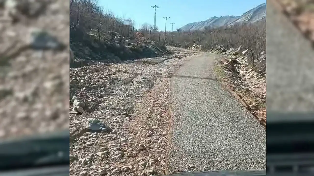 Siirt'te Selin Tahrip Ettiği Köy Yolları Öğrencileri Zorluyor