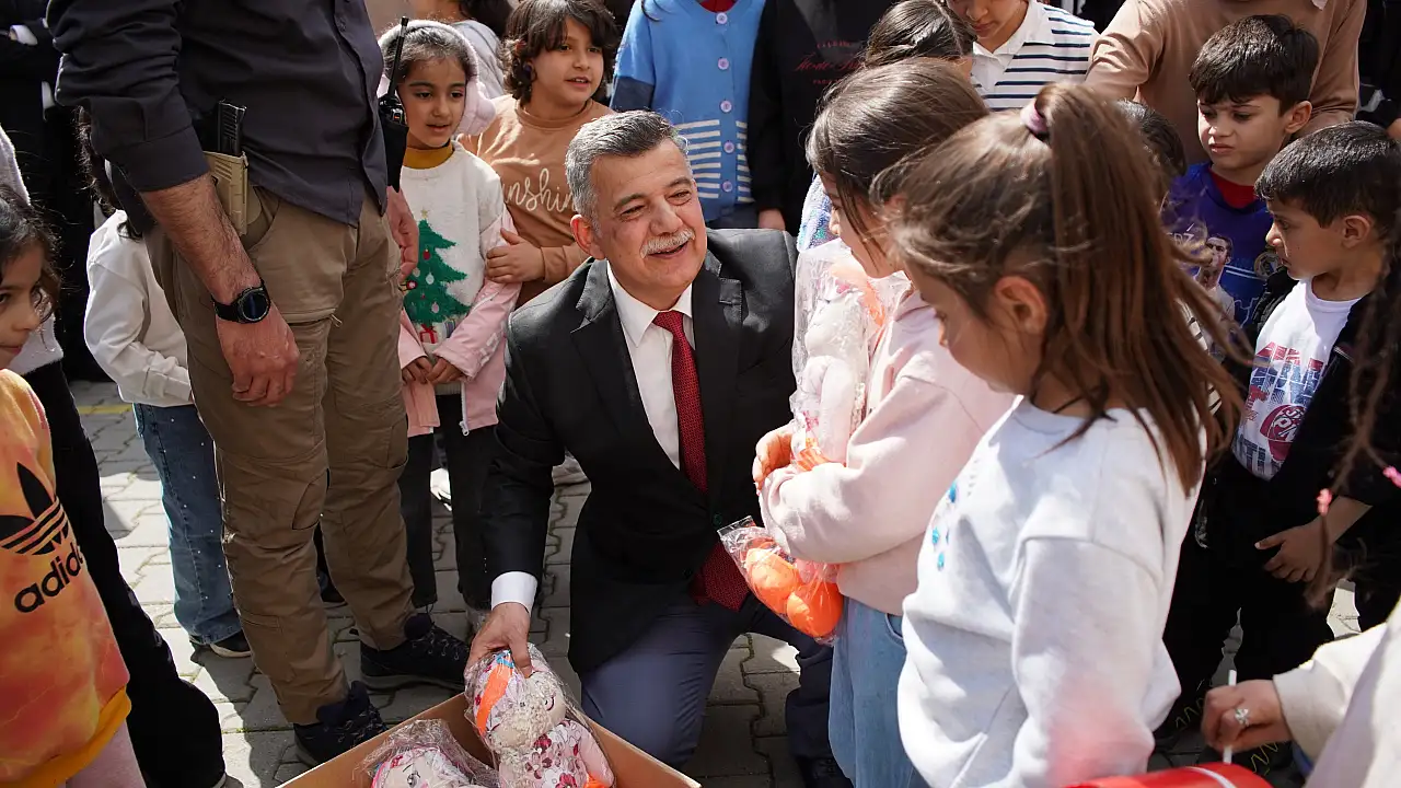 Siirt'te Polisler 18 Mart İlkokulu'nda Çocukları Sevindirdi: Ayakkabı ve Oyuncak Dağıtıldı
