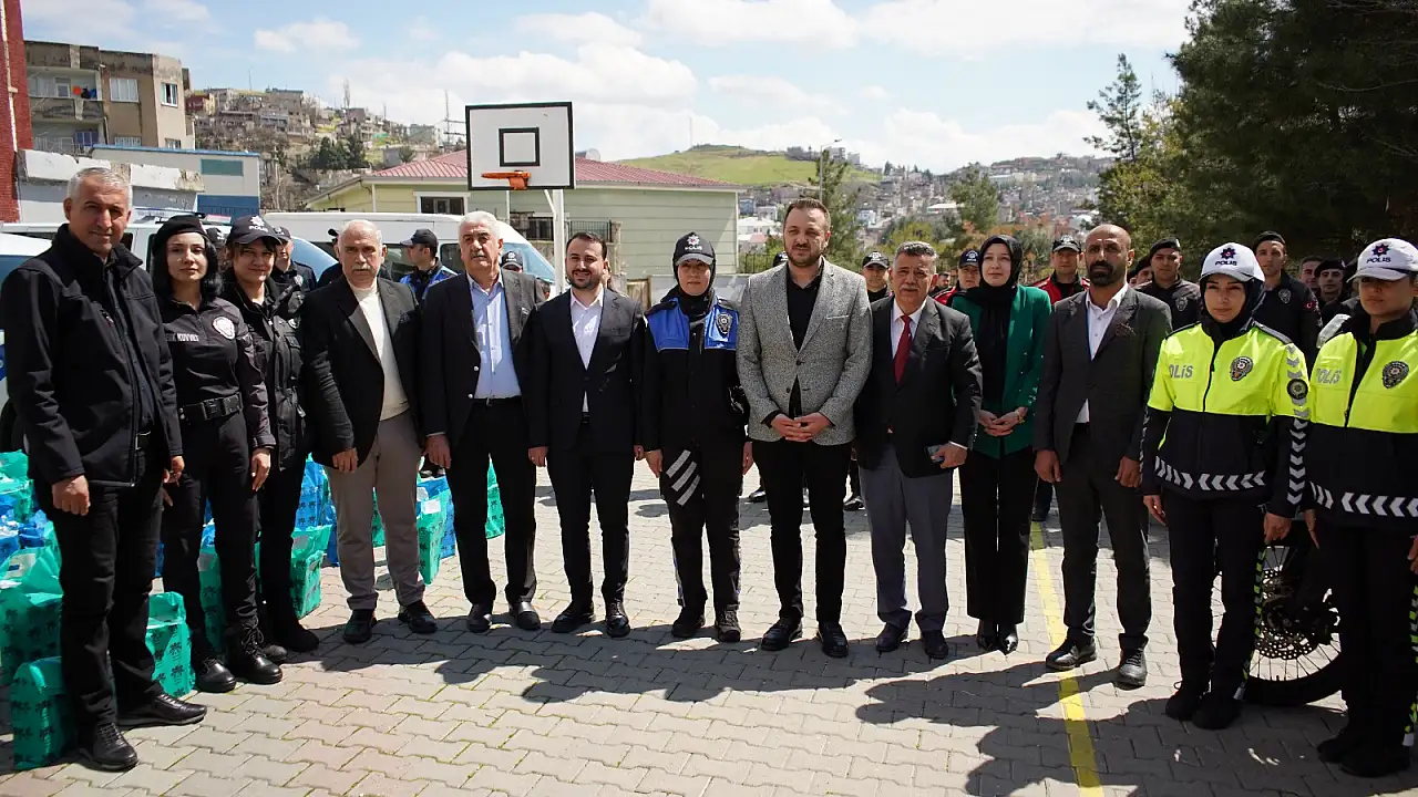 Siirt'te Polisler 18 Mart İlkokulu'nda Çocukları Sevindirdi: Ayakkabı ve Oyuncak Dağıtıldı