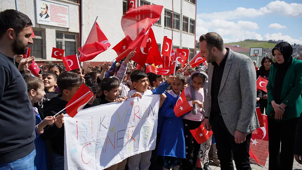 Siirt'te Polisler 18 Mart İlkokulu'nda Çocukları Sevindirdi: Ayakkabı ve Oyuncak Dağıtıldı