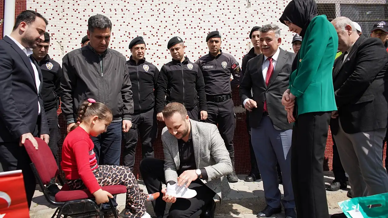Siirt'te Polisler 18 Mart İlkokulu'nda Çocukları Sevindirdi: Ayakkabı ve Oyuncak Dağıtıldı