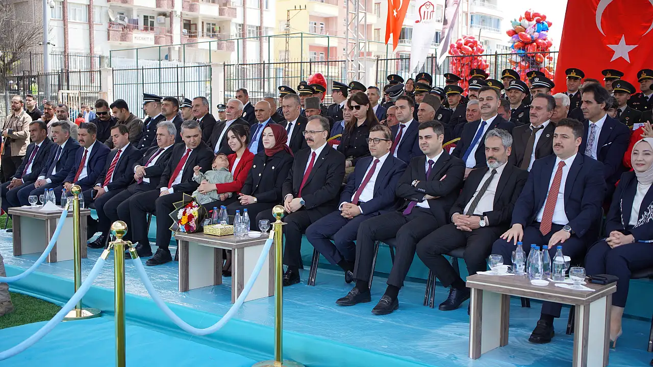 Siirt'te 23 nisan coşkusu: Tribünler doldu, kutlamalar renkli geçti