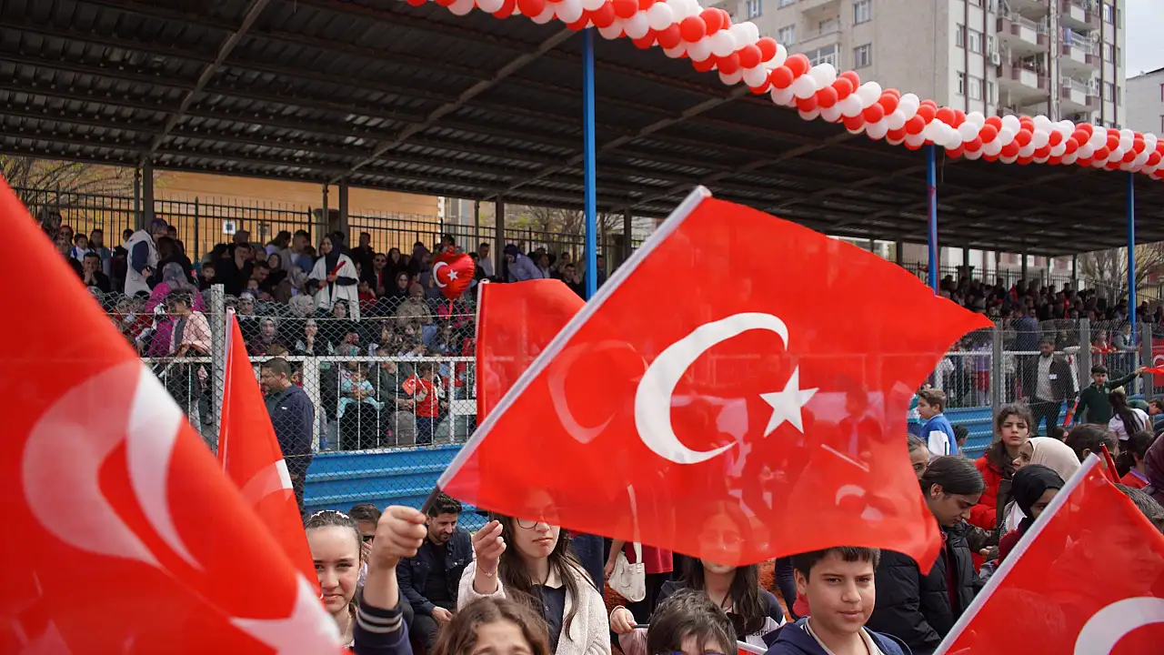 Siirt'te 23 nisan coşkusu: Tribünler doldu, kutlamalar renkli geçti