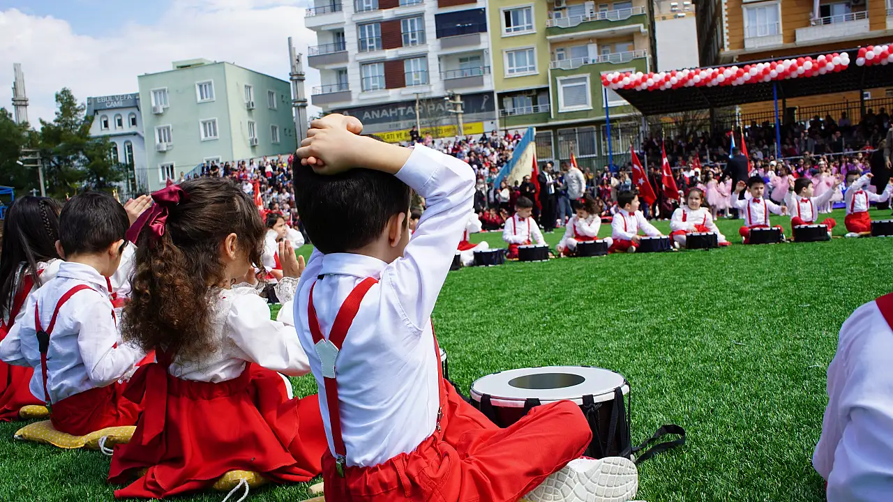 Siirt'te 23 nisan coşkusu: Tribünler doldu, kutlamalar renkli geçti