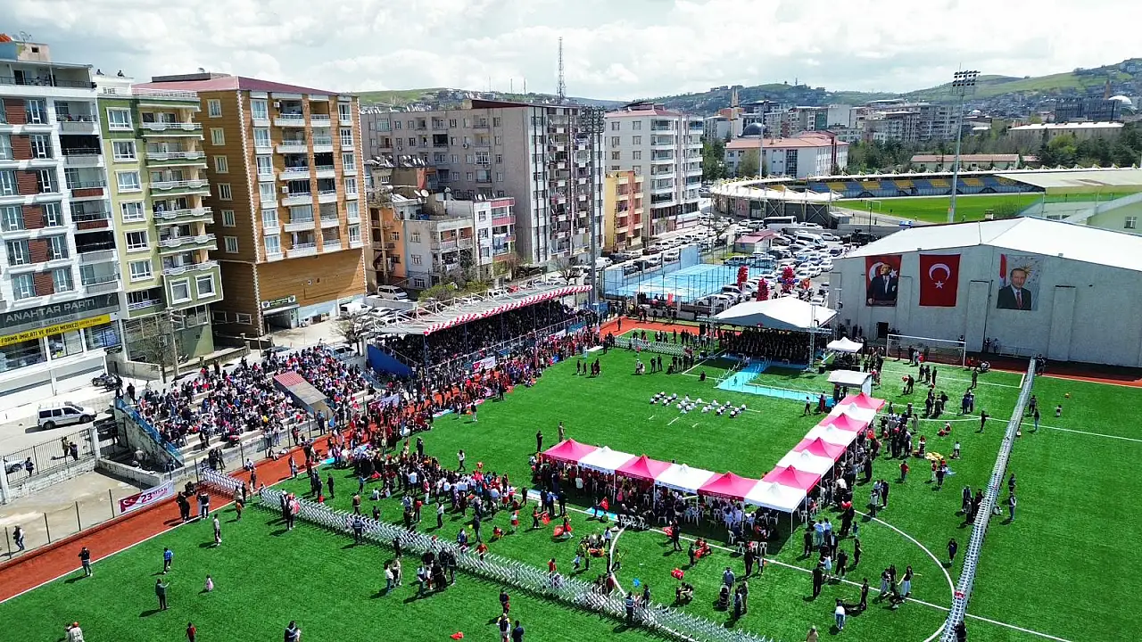 Siirt'te 23 nisan coşkusu: Tribünler doldu, kutlamalar renkli geçti