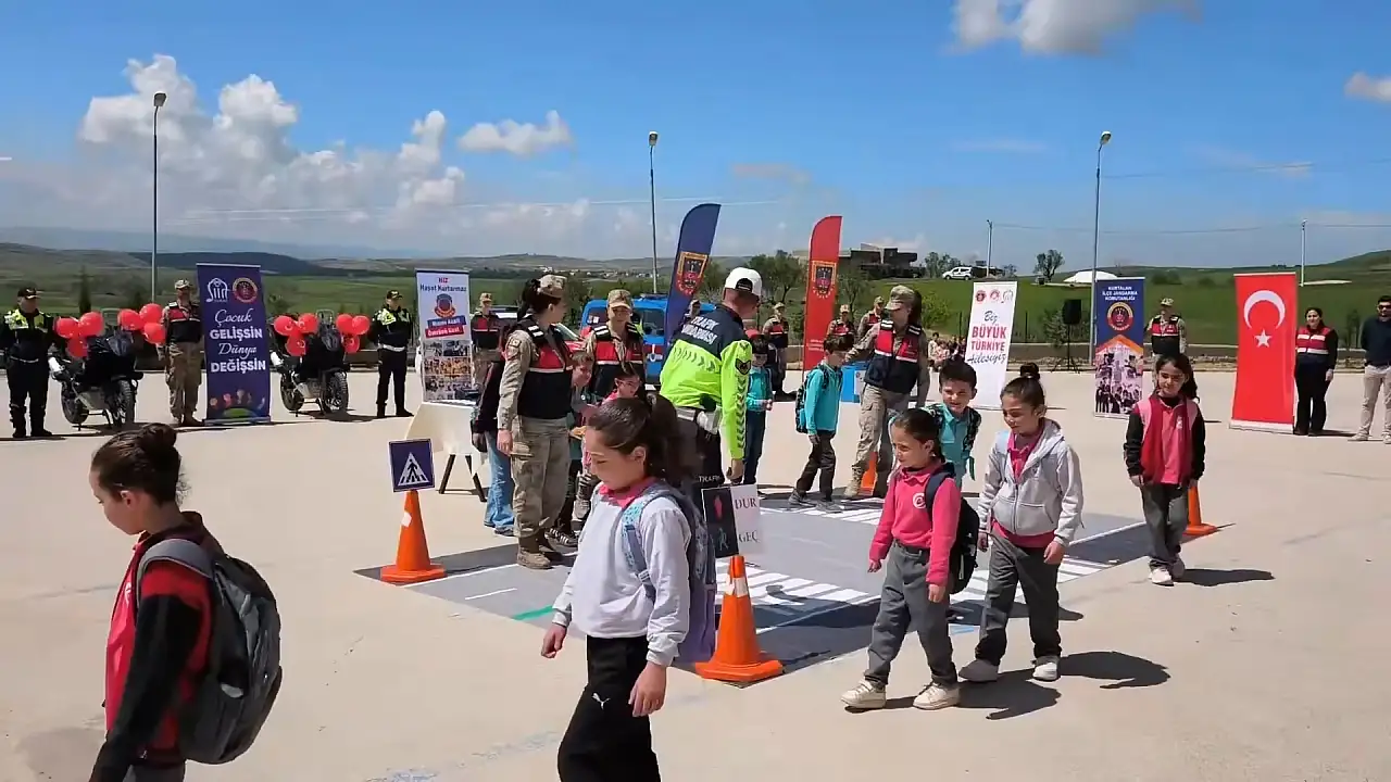 Siirt'te Jandarma Yüzlerce Öğrenciye Dijital Ve Sosyal Güvenlik Eğitimi Verdi